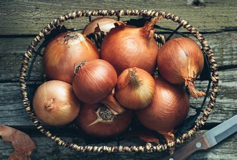 Jan 25, 2023 · Yellow onion. The three most common types of onions — the ones that grow as large bulbs and come in yellow, white, and red varieties — are all known as storage onions. That's because, as their ... . 