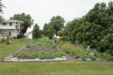 Check out these Northern Indiana Amish Country annual events: Quilt Gardens along the Heritage Trail – May 30 thru September 15. Elkhart, Bristol, Middlebury, Shipshewana, …. 