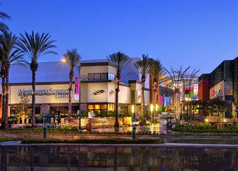 Anaheim gardenwalk. Anaheim GardenWalk is an outdoor shopping, dining and entertainment complex, with one of the main attractions being the House of Blues. Other businesses at the 460,000-square-foot complex include ... 