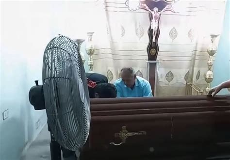 Anciana declarada muerta revive durante su velorio tras golpear ataúd