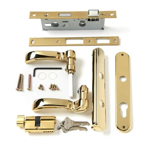 Update your entryway with the timeless, traditional handle set from Andersen. It is compatible with Andersen 3000 and 4000 Series storm doors featuring the 45-Minutes Easy Install System. Perfect for a new storm door installation as well as a replacement handle set. Traditional style with a brass finish. Easy twist and lock installation.. 