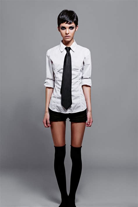 Androgynous clothes. Cool androgynous fashion outfit ideas. Fashion is fundamentally about expressing oneself. Although clothing has no distinction between genders, some prefer conventionally feminine clothing styles, while others prefer conventionally male clothing styles.Many individuals, however, dress neither feminine nor masculine. 