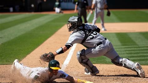 Andrus’ 10th-inning error gives A’s 7-6 win over White Sox