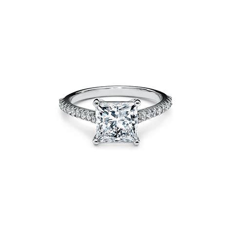 Anillo Tiffany Novo® en corte princesa, argolla de pavé de …