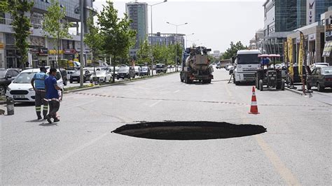 Ankara'da kanalizasyon sularının birikmesi sonucu yol çöktü. 