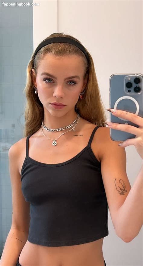 Anna shumate fapelli. Wiki, Biography, Age, Height, Net worth, Boyfriend, Family & More. Anna Shumate (born November 6, 2002, Age: 19 years) is a popular and re-known social media star famous for her different TikTok videos and Instagram live sessions. She is professional in creating resulting content and playing soccer. 