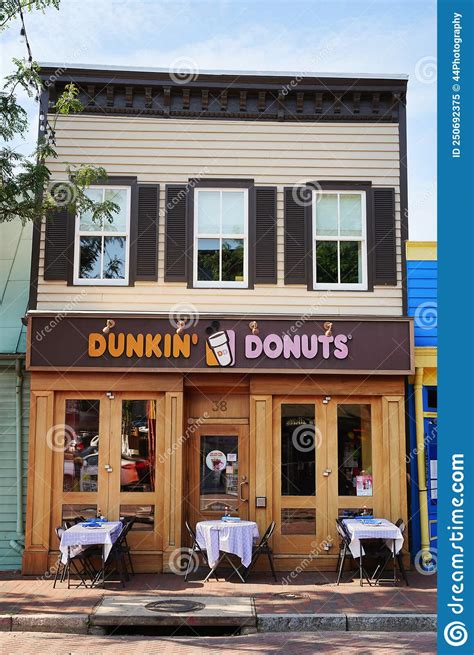 With the Dunkin’ Donuts senior discount, a customer who shows a valid AARP membership card receives a free donut with the purchase of any large or extra large beverage, excluding d.... 