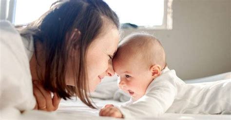 Anne sütü ile beslenen bebeğin kakası mama ile beslenen bebeğe göre daha cıvık ve sulu olur.