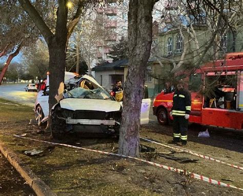 Antalya'da ağaca çarpan otomobildeki sürücü öldü, eşi ve 2 çocuğu yaralandı - Son Dakika Haberleri