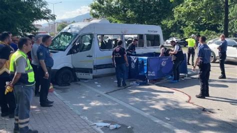 Antalya’da işçi servisi ile otomobil çarpıştı: 2 ölü, 14 yaralı