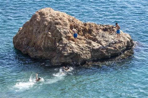 Antalya’da sıcaklık 20’ye ulaştı, çok sayıda kişi Akdeniz’in mavi sularında kulaç attıs