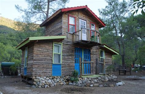 Antalya Jungle Bells Hostel ve Kamping fiyatı: 170 TL.