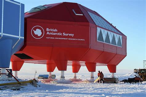 Antarctic research base. Princess Elisabeth research station in Antarctica faces wind speeds of up to 155 mph and temperatures as low as -58°F. A flair for comfort food is understandably a requisite skill for any chef ... 