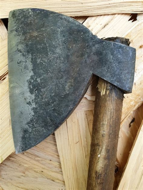 Antique broad axe identification. A heavy Side Axe of handsome appearance, with the top of the blade pointed or flared upwards (rather like the Goose Wing Axe) and the lower part 'bearded' & ... 
