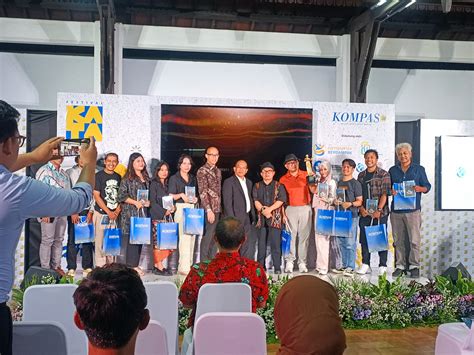 Anugerah cerpen kompas 2024.  #Cerpen #AdadiKompas Tak hanya menyajikan pasangan hidup p...