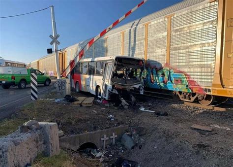 Aparatoso choque de tren con autobús deja varios muertos y heridos en México
