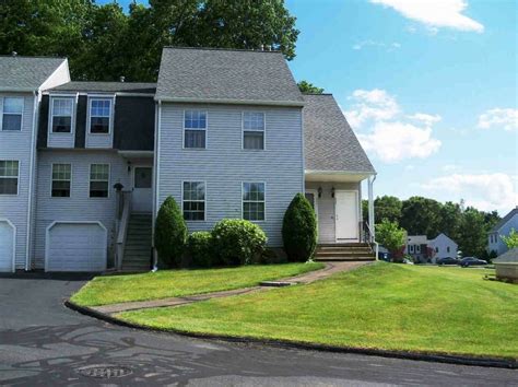  1 bedroom 1 bath second floor apartment located in the center of Branford ct walking distance to town center with shops and eateries and 1 mile to closest beach. Apartment has a eat in kitchen with living room with small porch attached. . 