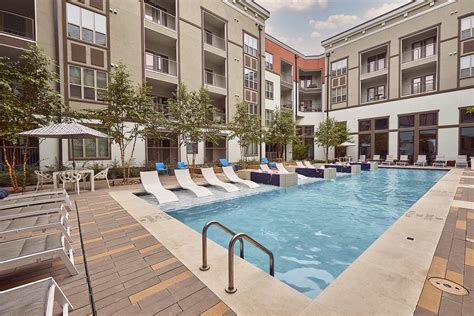 Apartments in downtown fort worth. 0. FORT WORTH, TEXAS — The Gettys Group Cos., a Chicago-based hotel design and development firm, has completed the $50 million renovation of the 403-room … 