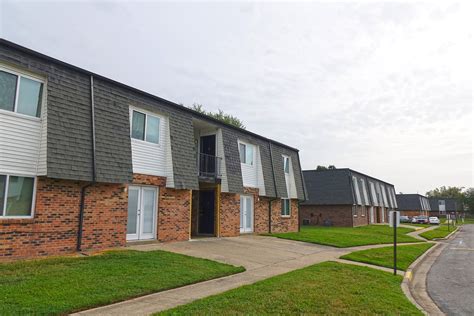 2 bedroom 1.5 bath townhome, Located in Sikeston, MO. This unit has a privacy fence in front to come home sit and relax, But still close enough to Eating, Shopping and more! These units are cozy and cute, and ready to be rented!Monthly rent- $700.00Security Deposit- $700.00If you have any question call, text or email Logan Shults.573 624 .... 