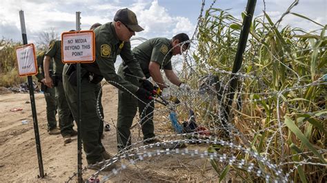 Appeals court temporarily stops feds from cutting Texas' border razor wire