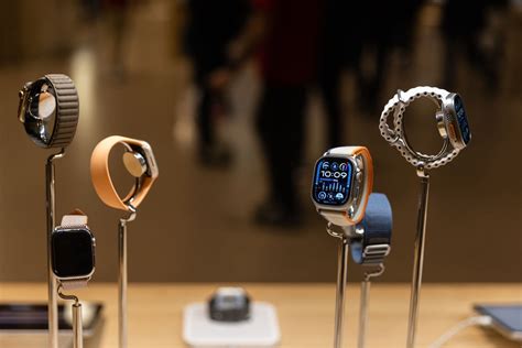 Apple Watch sales ban put on hold by court