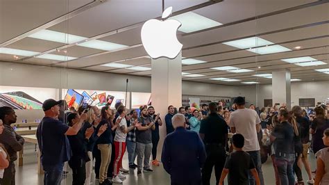 Apple appointment aventura. Dec 7, 2022 · Select your issue from the categories list. Find the screwdriver icon and tap Find Authorized Locations. Choose a store to visit. Choose a date and time for your appointment. Read on to see ... 