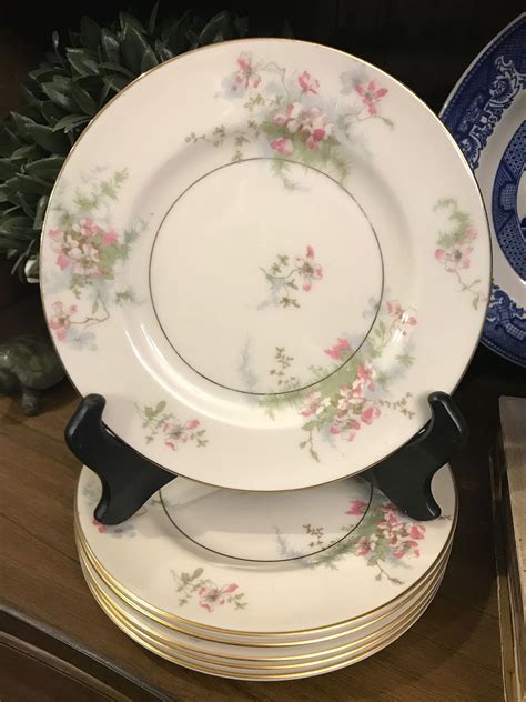 Apple blossom china pattern. We have 10 lines of Wedgwood Apple Blossom in stock to buy now with selected items on sale until 30th April. For help and advice on replacing or collecting Wedgwood Apple Blossom call us on 01926 512402 , or for general information on buying discontinued china, read our Essential Guide. If we don't have the item you require in stock, register ... 