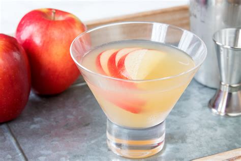 Apple cocktails. Jack Daniel's Tennessee Apple®. Lemon Juice. Soda. Instructions. Pour over ice. Top with soda. Garnish with lemon. ABOUT THIS DRINK. With crisp Jack Apple character and a squeeze of lemon, this cocktail is ripe for the sippin'. 