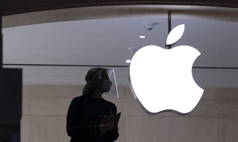 Apple engaged in ‘coercive’ interviews and other anti-union tactics at New York store, judge rules