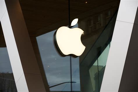 Apple grabs $3 trillion valuation, the first public company to do so