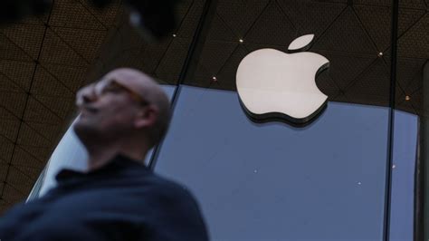 Apple readies arsenal of apps for new headset, aiming to win over wary users