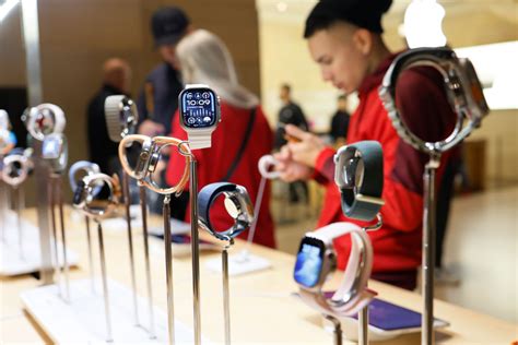 Apple seeks a way in court to keep 2 of its best watches on shelves during bitter patent dispute