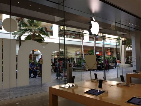 The Apple Store is located in Ala Moana Center, at 1450 Ala Moana Boulevard in Honolulu. HI. Traveling south on H-1, take exit 22 for Kinau street, then turn right onto Keeaumoku. Ala Moana Center is straight ahead. The Apple Store Ala Moana is located on the 2nd level of the Macy's wing across from Bath & Body Works.