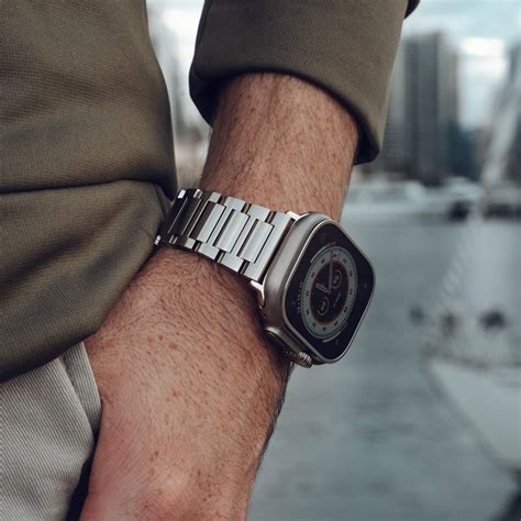 Apple watch ultra metal band. Oct 30, 2022 · The silver hardware looks great with the titanium watch. Matthew Miller/ZDNET. Nomad offers a range of band options with FKM fluoroelastomer rubber, Horween leather, and titanium materials. Prices ... 