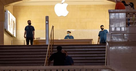 Apple workers at Grand Central Terminal store move to form