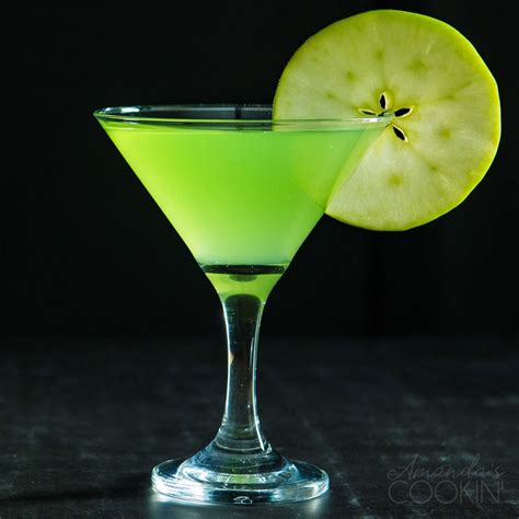 Appletini ingredients. Cîroc Appletini. You don’t have to venture out to the orchard to get your apple fix — you can mix it up at home! If you enjoy fresh, sweet and tart fruit flavors in your martini, this is your drink. Make sure to top it off with a slice of your favorite apple variety for appletini perfection. Ingredients. Serves 1. Glass/Dish Type. 