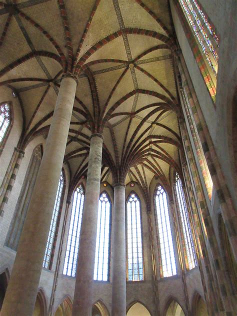 The apse vaults were demolished and new timbrel vaults were built hiding the Mudéjar windows. In the nave, the transverse arches that supported the modern roof were also demolished, internal counterforts were built and new barrel timbrel vaults with lunettes, erected.. 