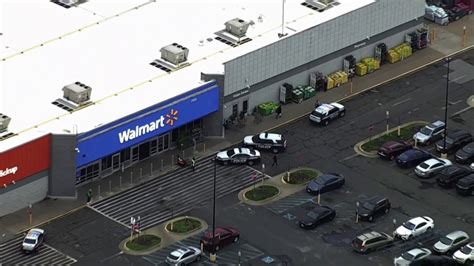 Apuñalan a dos adolescentes dentro de un Walmart en Hybla Valley