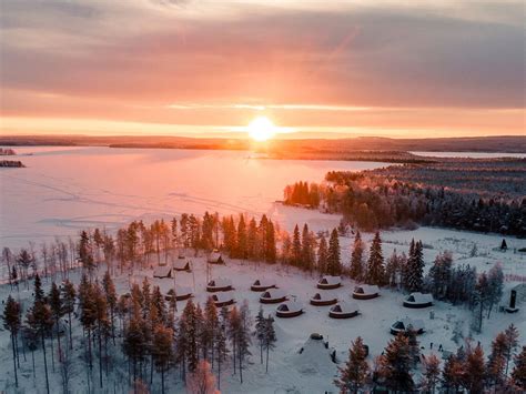 Apukka Resort sijaitsee Apukassa vain 15 minuutin ajomatkan päässä Rovaniemeltä. Majoituspaikassa on useita saunoja, mukaan lukien jääsauna, iglusauna ja siirrettäviä saunoja. Paikan päällä voi harrastaa monenlaista. Talvisin majoituspaikka voi järjestää moottorikelkkailua, huskysafareita, revontulisafareita ja pororekiretkiä..