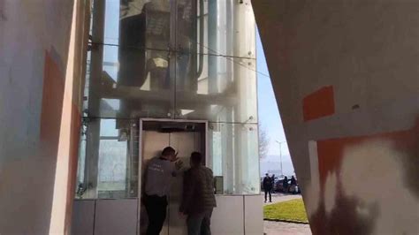 Arıza yapan asansörün kabini havada asılı kaldı, vatandaşlar mahsur kaldıs