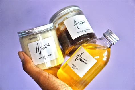 Arami. BLESSINGS. Softens, moisturises & illuminates skin. Minimises wrinkles. Fades scars & stretch marks. INGREDIENTS. Lumi Butter (Unscented): Shea butter, extra virgin olive oil, vitamin E oil and mica powder. Lumi Butter (Sweet Oud): Shea butter, extra virgin olive oil, vitamin E oil, mica powder, frangrance. 
