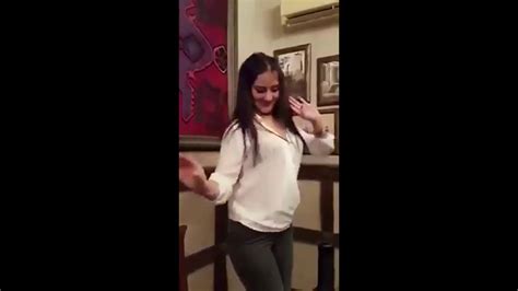 Arap kızı dans ediyor