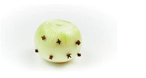 Arbeta in lök,  vätska,  krydda  samt  krydda  mot  enstaka smidig färs.