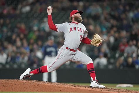 Archie Bradley agrees to minor league contract with Marlins