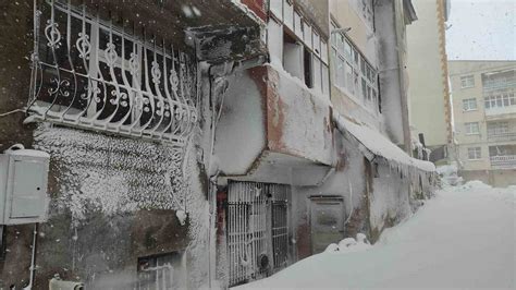 Ardahan''da son 55 yılın en yoğun kar yağışı: Evler kara gömüldü