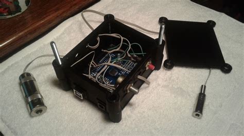 Arduino iambic keyer. Iambino - Iambic Keyer for Arduino.  Here share his...