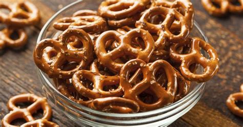 Are pretzels healthy. Pretzels are lower in calories than potato chips. Each 2-ounce assign of pretzels contains 218 calories, compared to the 307 calories in an equivalent part of potato chips. Both foods provide you with carbohydrates for energy — 45 grams per serve of pretzels and 28 grams per helping of chips — but pretzels offer a nutritional advantage when ... 