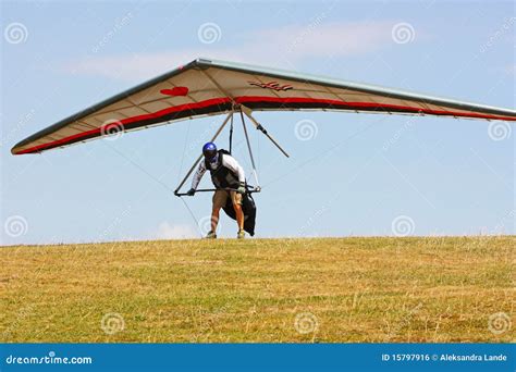 Are there hang gliding competitions