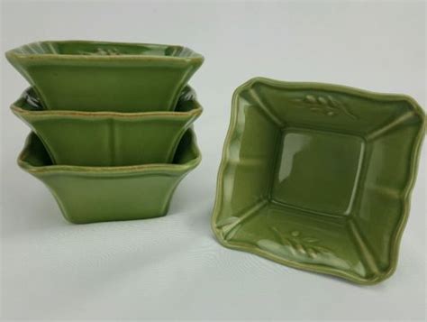 Up for Auction:Arenito Stoneware Ceramic Green Serving PlatterMade in Portugal Olive Leaf on each end of dishOlive green with a touch of brown Scalloped edgesMeasures approx. 14 long, 10 widePre-own. Arenito stoneware