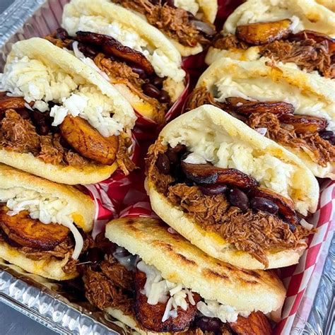 Arepa queen. Jul 12, 2023 · Since expanding from a food truck to a brick-and-mortar operation in March, Arepa Queen owners Jorge and Gaby Ramos say they've loved watching Frederick embrace Venezuelan cuisine. 